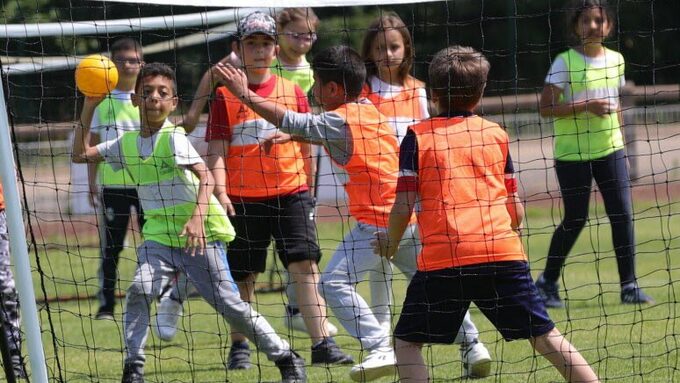 le-handball-sur-gazon-une-pratique-en-vogue-pour-faire-decouvrir-la-discipline-aux-jeunes-photo-fred-lecocq-1656417985.jpg